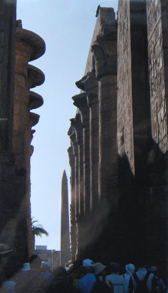 KARNAK - Salle hypostyle et chapiteaux papyriformes ouverts.