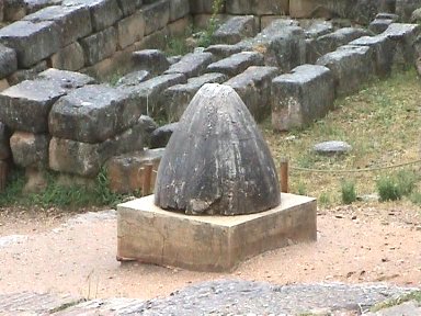 DELPHES - Pierre symbolisant le ''nombril'' du monde.