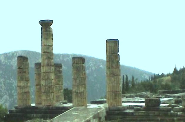 DELPHES - Vestiges du temple d'Apollon.
