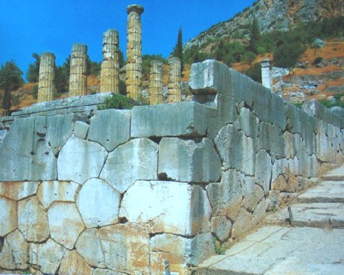 DELPHES - Soubassement du temple d'Apollon.