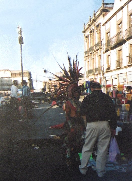 MEXICO, au Zocalo, un ''conchero''