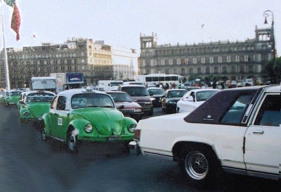 MEXICO, au Zocalo, les fameuses ''coccinelles'' sont largement utilises comme taxis.