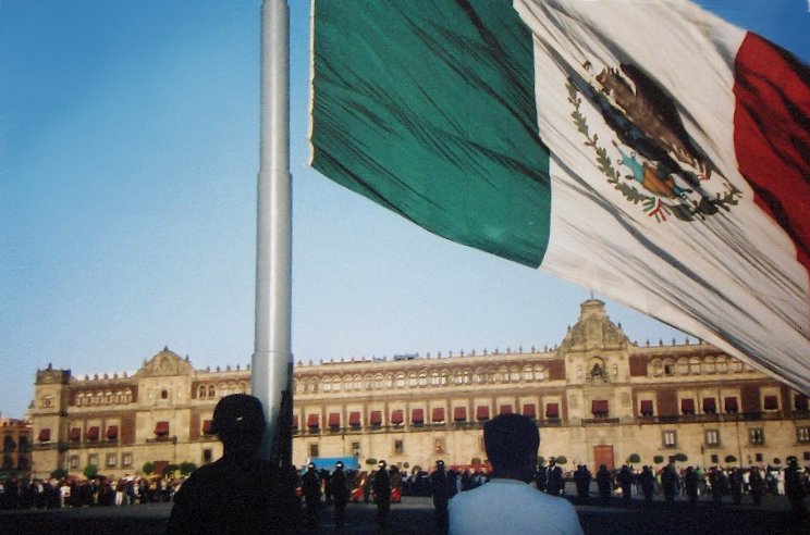 MEXICO, au Zocalo,le drapeau est amen  18 h.