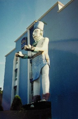 PALENQUE - sculpture moderne dans la ville.