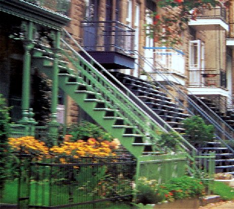 MONTRÉAL - maisons victoriennes et escaliers rue St Hubert.