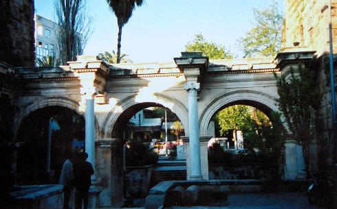 ANTALYA - La Porte d'Hadrien (IIIe s.).