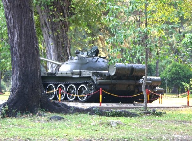 Char dans le parc du Palais de la Runification.