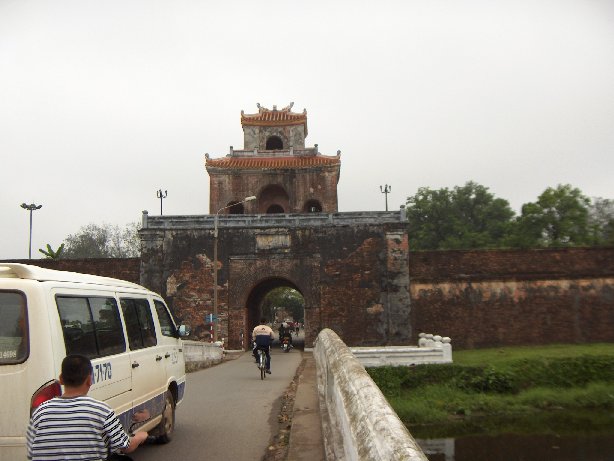 Cit Impriale de HUE - Enceinte de la Citadelle, la Tour du drapeau.