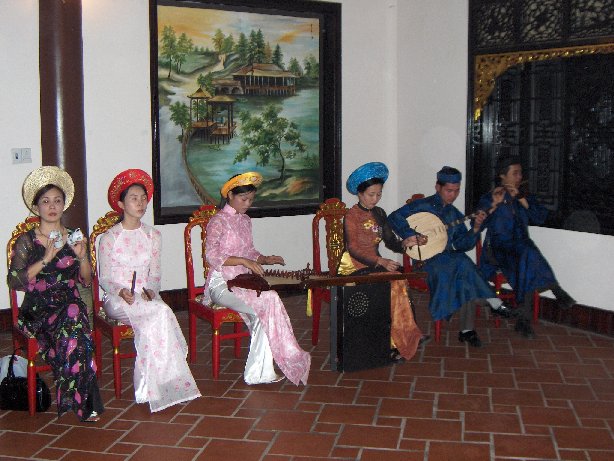 HUÉ, Dner imprial costum.